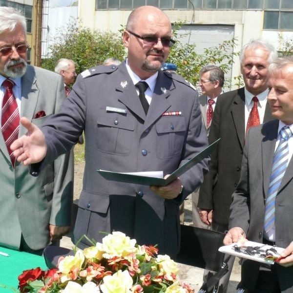 Podpisanie kontraktu na kupno pierwszych pięciu Langust, od lewej przewodniczący Rady Nadzorczej huty Ryszard Kardasz, gen. Sławomir Szczepaniak, prezes huty Krzysztof Trofiniak. Z tyłu Antoni Rusinek.