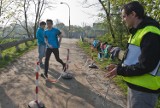 Wrocław: Biegli pięć kilometrów trzymając przed sobą jajko (ZDJĘCIA)