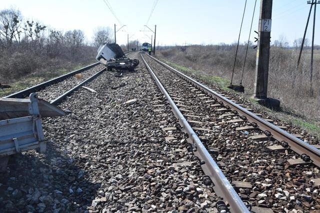 Tragedia w miejscowości Nagórnik. Pociąg uderzył w auto na przejeździe kolejowym. Jedna osoba nie żyje