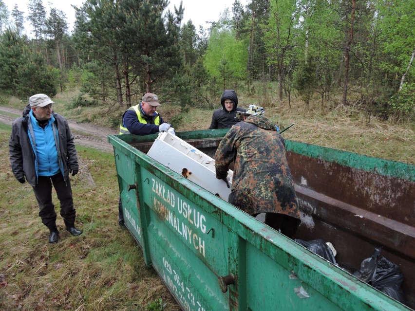 Korczaki: Sprzątanie brzegów Narwi. Zebrano kontener śmieci