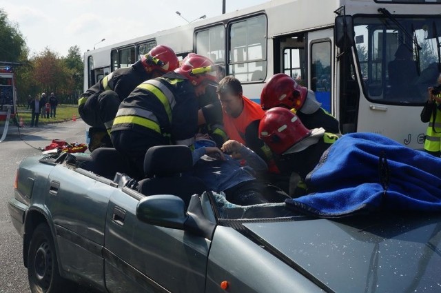 Wypadek autokaru w Żorach: kilkudziesięciu rannych i jedna ofiara