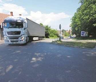 Tiry skręcając do Wadowic muszą uważać na dom przy drodze