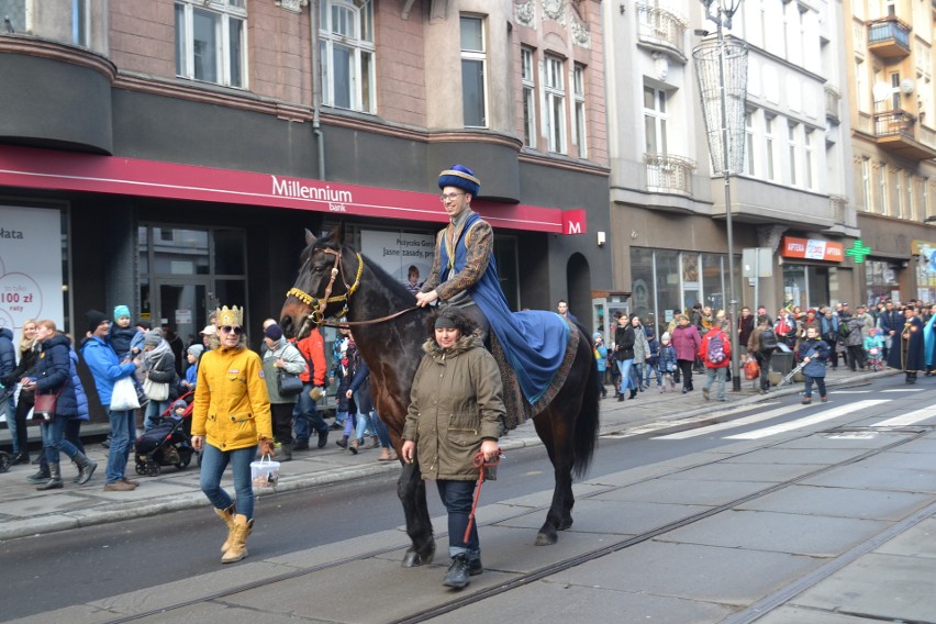 Orszak Trzech Króli w Gliwicach: tłumy mieszkańców na...