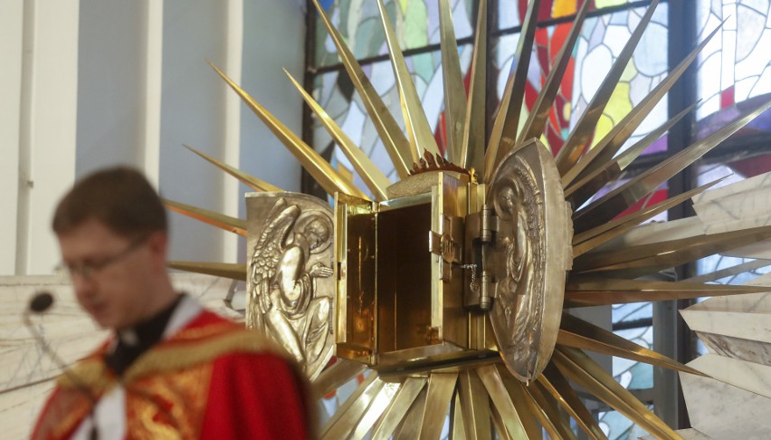 Wielkanoc 2021. Wielki Piątek - Liturgia Męki Pańskiej w Katedrze Rzeszowskiej [ZDJĘCIA]