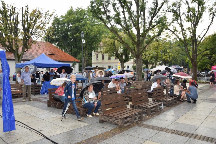 Seniorzy na koncercie Waweli. Krzeszowickie integracje z tańcami przed sceną [ZDJĘCIA]