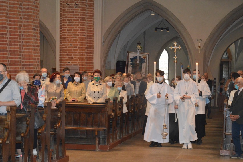 Biskupi opolscy poprowadzili procesję Bożego Ciała z katedry "na górkę" [ZDJĘCIA]