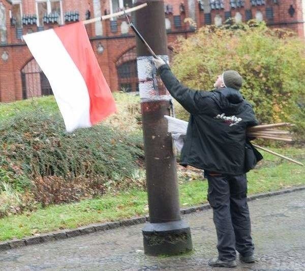 Wczoraj w całym Słupsku rozwieszano biało-czerwone flagi.