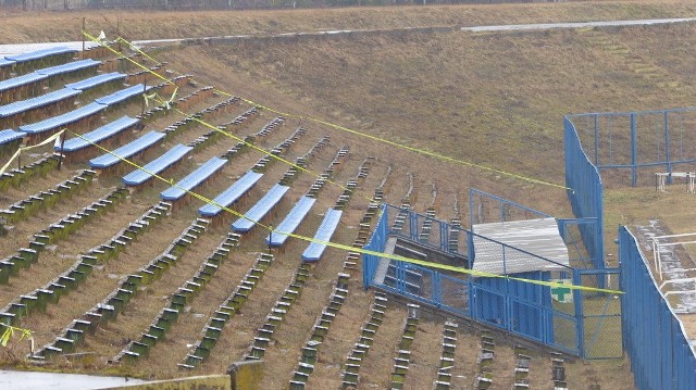 Tak obecnie wyglądają trybuny stadionu Granat w Skarżysku.