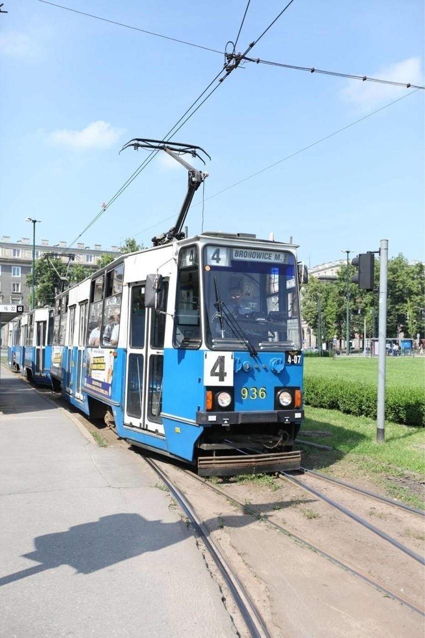 Kraków. Blisko 45 lat temu po mieście zaczęły kursować "akwaria". Kiedy znikną z torowisk?