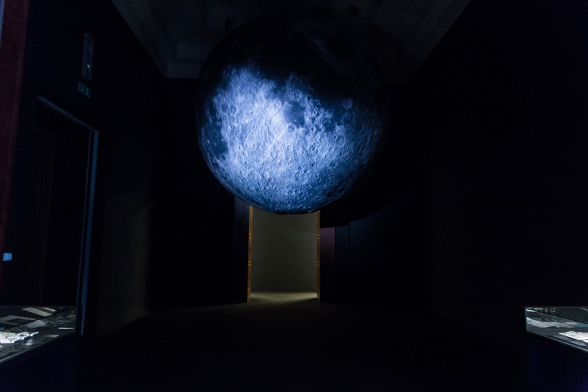 W sali wystawowej znajduje się model księżyca...