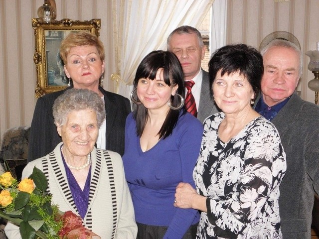 Pelagia Kunz  z rodziną: Moniką, Heleną, i Kazimierzem, szefową USC i burmistrzem Żnina.