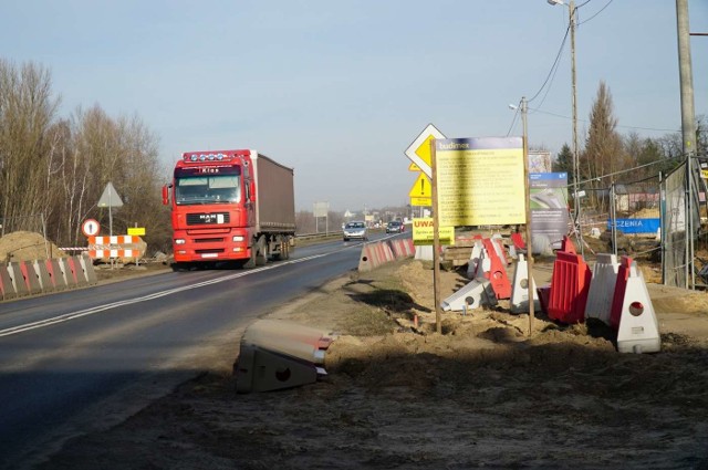 Trwa rozbudowa Gdyńskiej w Koziegłowach, na odcinku od granic Poznania do zjazdu na teren Centralnej Oczyszczalni Ścieków. W przyszłym tygodniu rozpoczną się prace także na Poznańskiej, wjazd na tę ulicę zostanie zamknięty. Samochody, w tym autobusy komunikacji publicznej, będą jeździć objazdem przez Piaskową