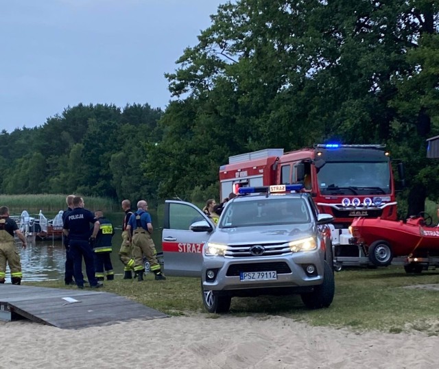 W łódce znajdował się mężczyzna, który sam nie mógł dopłynąć do brzegu