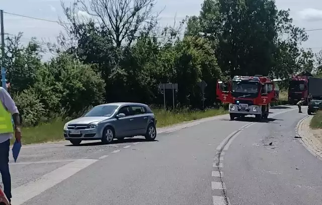 W Walentynowie w gminie Lipsko na drodze krajowej numer 79 w tył osobowego opla uderzył volkswagen passat. ranna została jedna osoba.