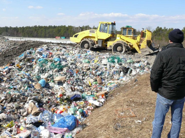 Składowisko śmieci w Stalowej Woli ma status regionalnego. Wkrótce trafią tu tylko odpady "mokre&#8221; po segregacji, ulegające szybkiej biodegradacji.