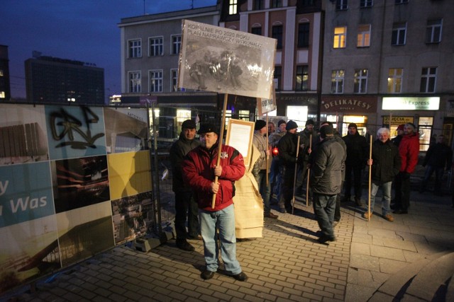 Protest zwiazkowców górniczych pod Teatrem Śląskim