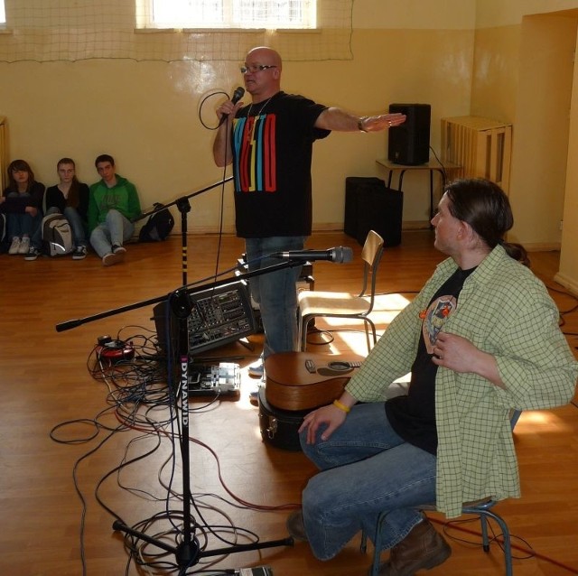 Piotr Nagiel (z lewej) nie tylko śpiewał, ale także opowiadał wstrząsające historie ze swego życia.