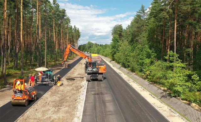 Na trasie z Szydłowca do Majdowa budowany jest odcinek drogi o długości ponad 1,3 kilometra. Zobacz postępy prac na kolejnych slajdach >>>