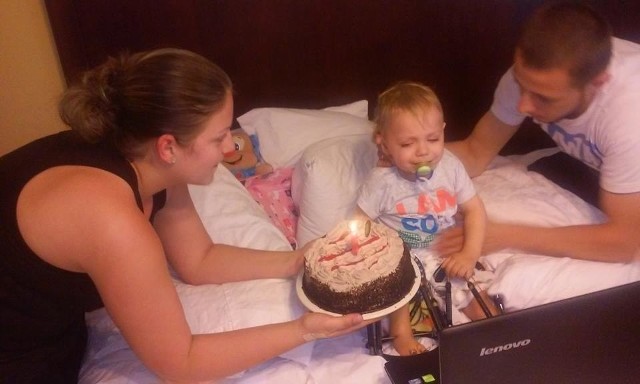 Na osłodę po bolesnej operacji chłopiec dostał urodzinowy tort. Dni po zabiegu są dla Jasia ciężkie, ale malec z pomocą rodziców dzielnie przez to przechodzi