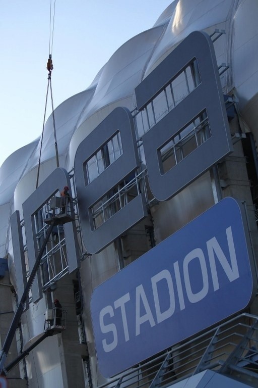 INEA Stadion: Trwa montaż 10-tonowego napisu na elewacji [ZDJĘCIA]