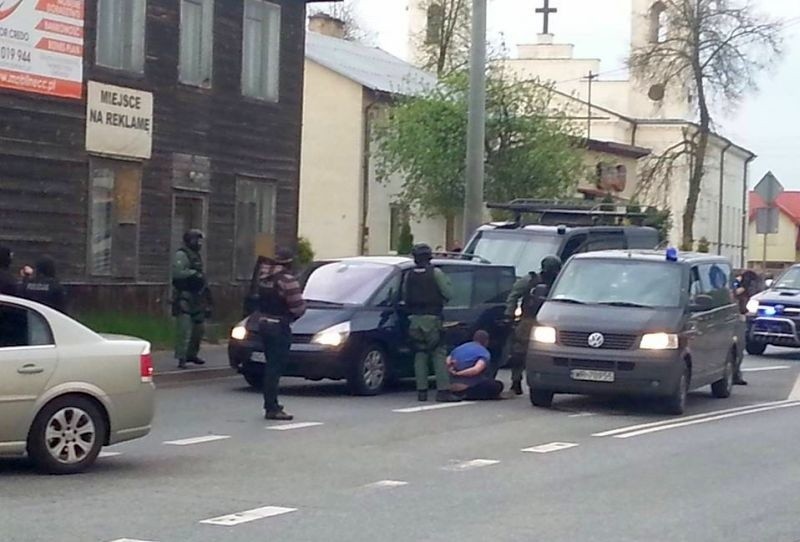 Grupa przestępcza z Podlasia handlowała bronią i narkotykami. Policja zatrzymała 10 osób (zdjęcia, wideo)