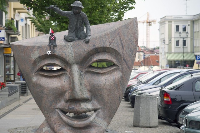 Rzeźba Maski przy ulicy Suraskiej.