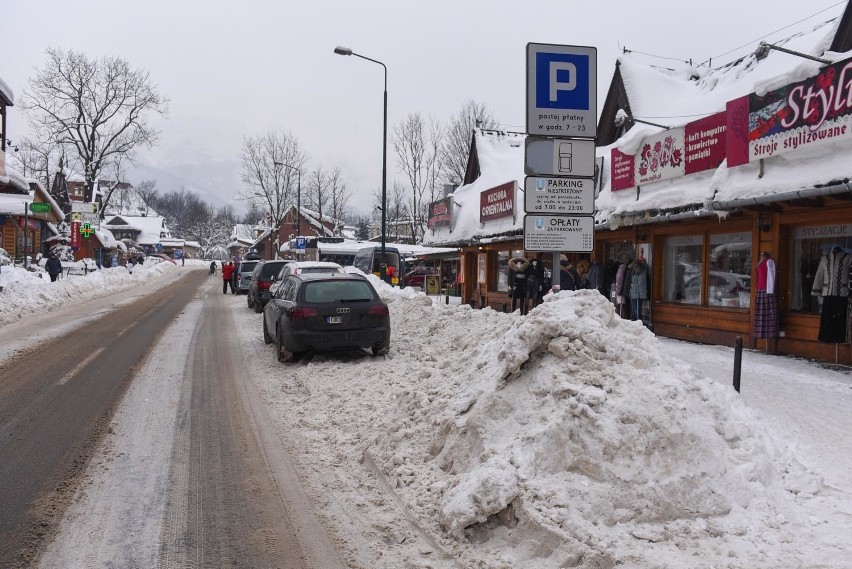 Zima w górach nie odpuszcza. Śniegu jest tyle, że trzeba go wywozić z Krupówek [ZDJĘCIA]