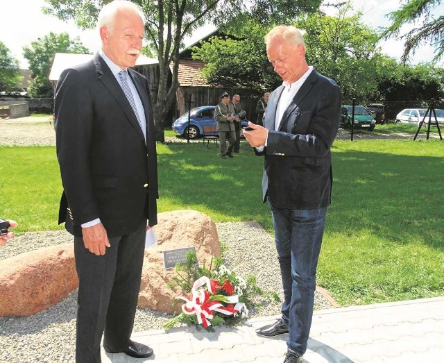 Andrzej Olechowski z bratem Jackiem przy pamiątkowym kamieniu