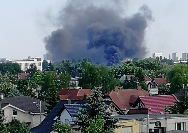 Zapaliły się substancje chemiczne przechowywane w magazynach Bros na poznańskich Podolanach