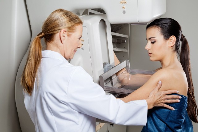 Rak piersi atakuje kobiety w każdym wieku, dlatego ważne jest samobadanie piersi. Jeśli zauważysz niepokojące zmiany, koniecznie udaj się do ginekologa na badanie USG lub mammografię.
