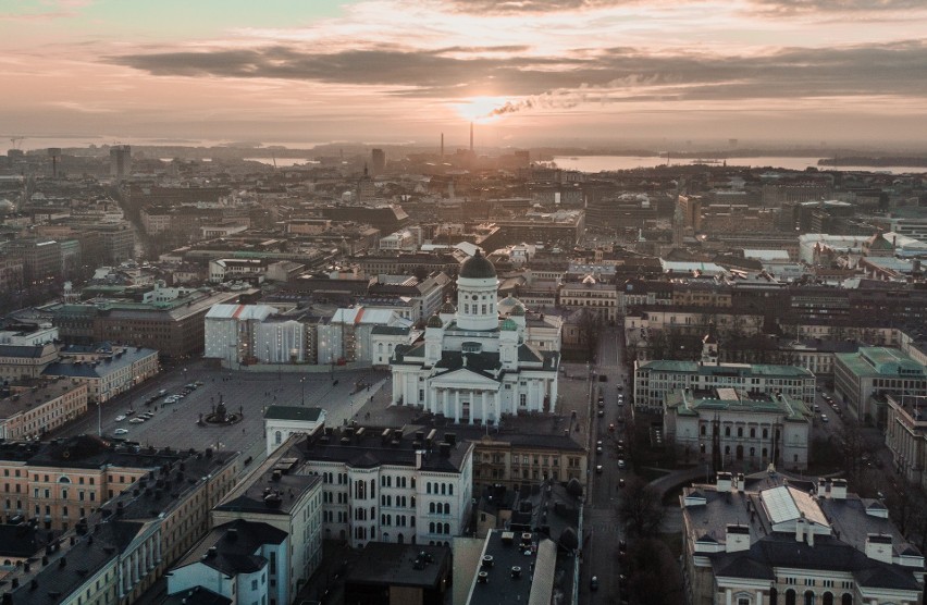 Helsinki (HEL)...