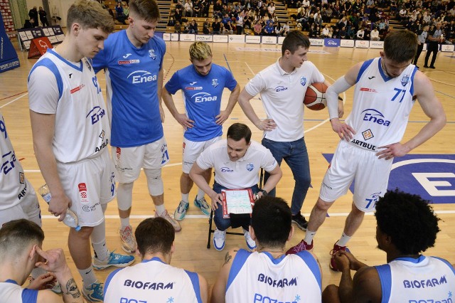 Trener Enei Basket Poznań, Przemysław Szurek w rozmowie ze swoimi podopiecznymi