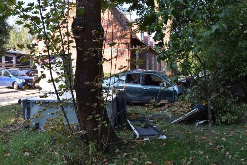Wypadek w Pruszczu Gdańskim. 25-latka staranowała drzewo i wjechała w paczkomat