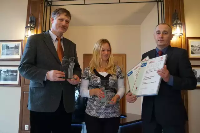 Ze statuetkami Nasze Dobre 2012: dyrektor Adam Skowroński i Agnieszka Bulman, specjalistka ds. marketingu w Sanatorium Przy Tężni w Inowrocławiu. Wyróżnienia wręczył im Dariusz Poźniak, zastępca dyrektora Działu Reklamy „Gazety Pomorskiej”