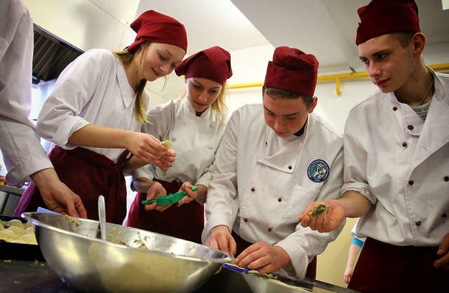 Zespół Szkół Gastronomiczno-Hotelarskich jest jednym z wielu beneficjentów Toruńskiego Stowarzyszenia Pomocy Szkole. Na rozwój i wyposażenie jego pracowni organizacja przekazała pół miliona złotych! Gastronomik dziś zaprasza do pogotowia świątecznego, gdz