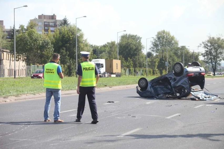 Wypadek na ul. Stella-Sawickiego. Droga w kierunku centrum...