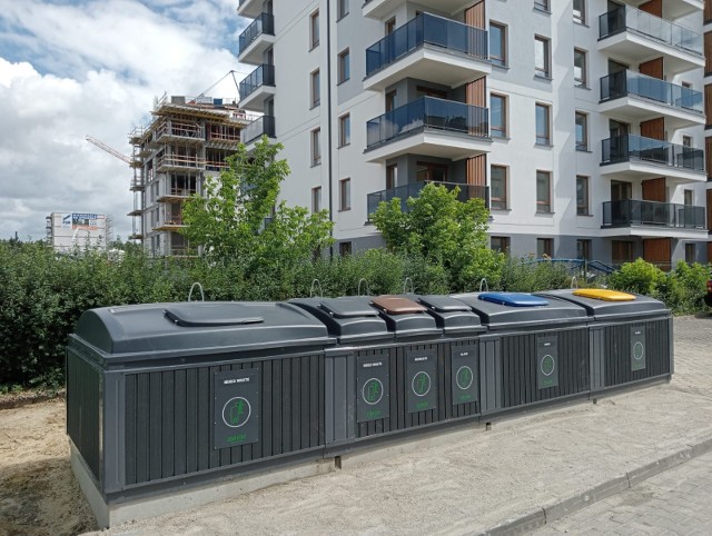 Na jednym z bydgoskich osiedli W Bydgoszczy postawiono nowe kontenery półpodziemne. To pierwsza tego typu inwestycja wmieście, należąca do Pomorskiej Spółdzielni Mieszkaniowej.