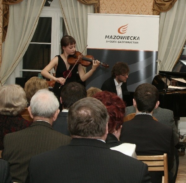Goście wysłuchali koncertu muzyki kameralnej w wykonaniu znakomitych polskich solistów - Anny Marii Staśkiewicz - skrzypce i Marcina Sikorskiego - fortepian.