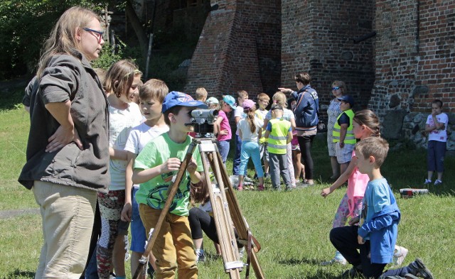 W tajniki żmudnej pracy archeologa wprowadzały pracownice grudziądzkiego muzeum działu archeologii Ilona Sulik - Kurowska i Kamila Górecka. W zajęciach na błoniach uczestniczyły dzieci z Klas I - III Szkoły Podstawowej w Nowej Wsi. Nauczyły się jak oznaczać stanowisko - wykop. Kierunek świata, zaznaczać miejsce pracy i zasady bezpieczeństwa. Nauczyły też wykonywać pomiary i nanosić je na papier milimetrowy w celu precyzyjnej dokumentacji.