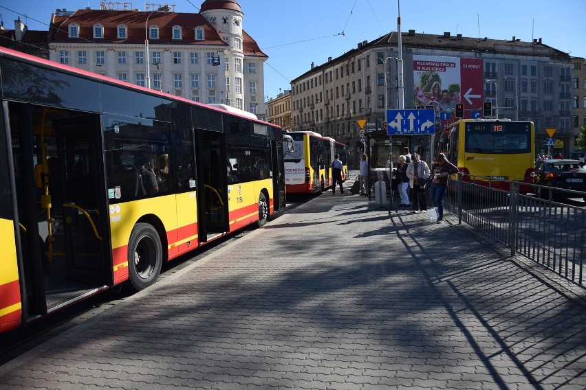 Wrocław: Korek autobusów przy Dworcu Głównym. Bo nie jeżdżą tramwaje