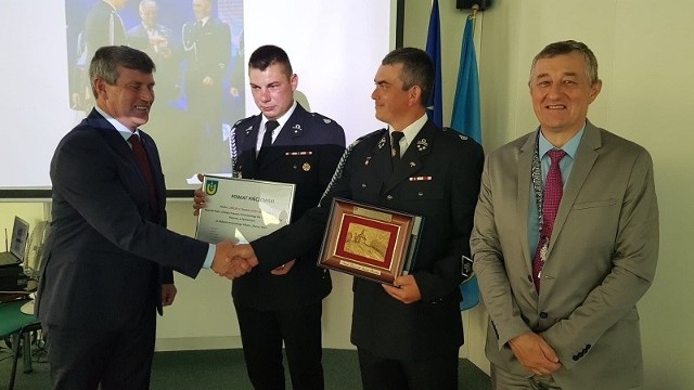 Strażacy z OSP Sędowice otrzymali od władz powiatu czek na tysiąc złotych i unikalny grawerton.