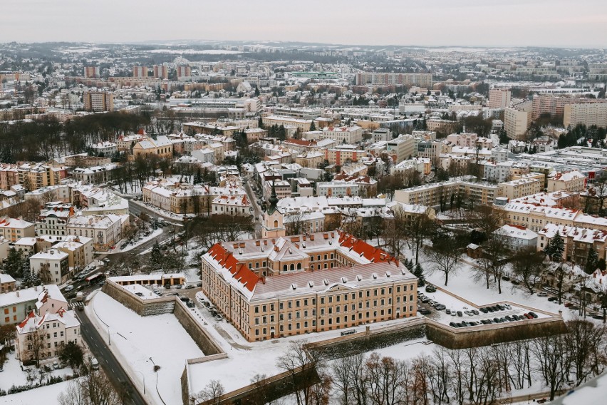Olszynki Park to najwyższy budynek na Podkarpaciu. Zobacz niesamowitą panoramę zimowego Rzeszowa [ZDJĘCIA, WIDEO]