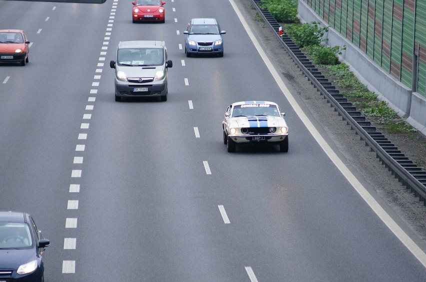 Gumball 3000 przejeżdża przez A4 w Katowicach