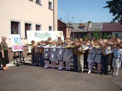 Uroczysta obietnica zuchowa. Z lewej hm. Danuta Rzemieniec. Fot. Zbigniew Wojtiuk