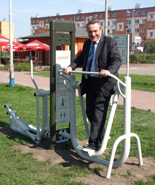 Prezydent Skarżyska Roman Wojcieszek wypróbował jedno z urządzeń plenerowej siłowni.