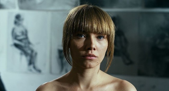 "Ki"Bardzo dobry film Leszka Dawida ze świetną Romą Gąsiorowską w roli głównej! Kinga, z upodobaniem skracająca imiona własne i znajomych, ucieka od agresywnego partnera, zabierając ze sobą synka, Piotrusia. Wprowadza się do przyjaciółki. Nie zamierza rezygnować z uroków życia. Bez oporów angażuje znajomych do opieki nad dzieckiem, aby móc bawić się z przyjaciółkami w klubach. Nieustannie zmagając się z problemami finansowymi, co miesiąc odwiedza ośrodek pomocy społecznej. Marząc o karierze artystycznej, zaczyna pracować nad wideoinstalacją przedstawiającą sytuację kobiety samotnie wychowującej dziecko... czytaj więcejEmisja: TVP1, godz. 23:10