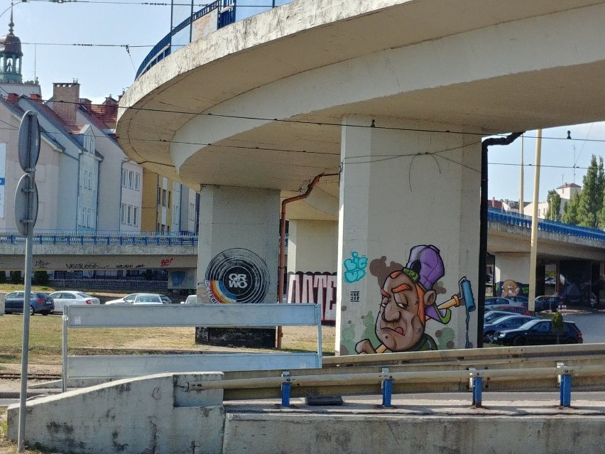 Nowe graffiti pokryły filary Trasy Zamkowej. Ładne? [ZDJĘCIA]