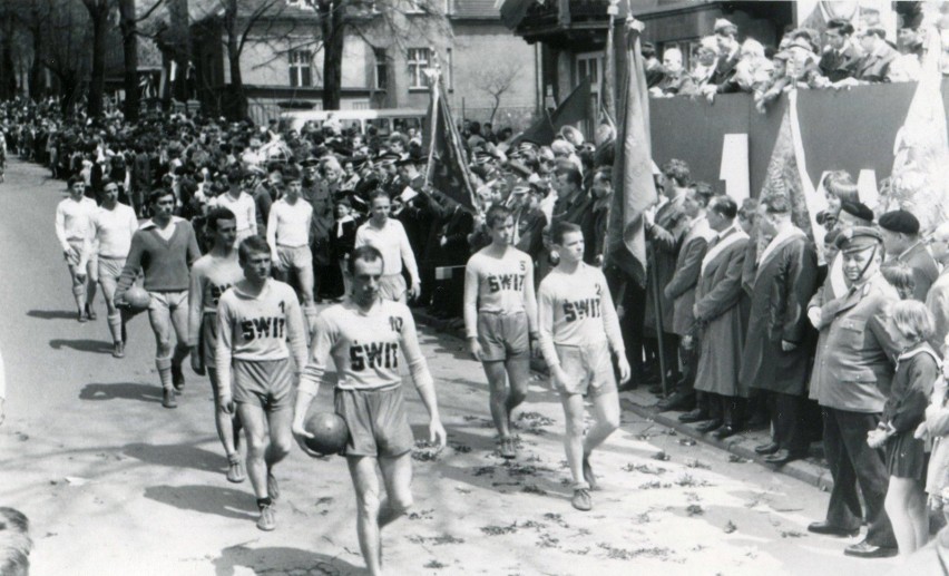 KRZESZOWICE, lata 50/60-te XX w.
Pochód pierwszomajowy