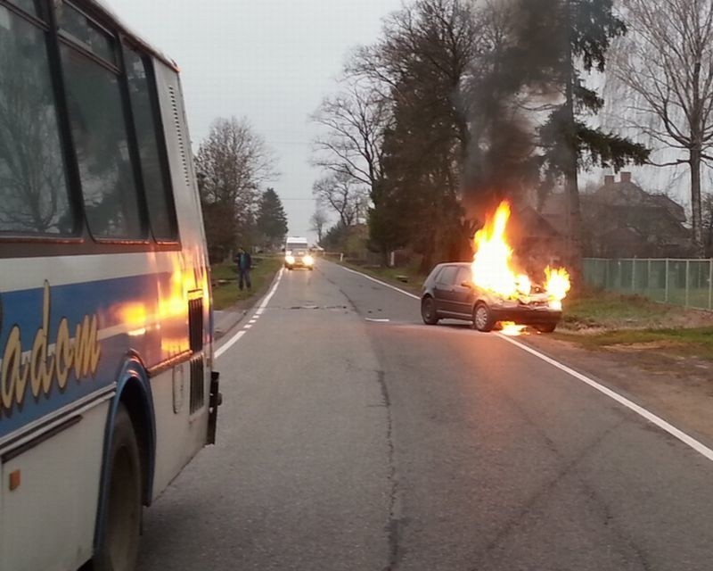 [WIDEO] Gmina Skaryszew: wypadek i pożar auta w Odechowie (zdjęcia)