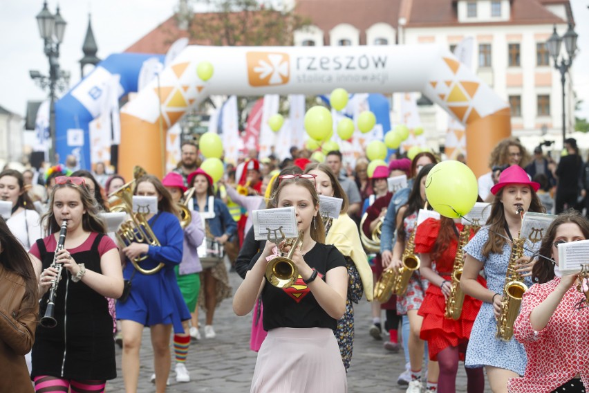 Ulicami Rzeszowa przeszła Parada Dziwolągów, w ramach Festiwalu Teatrów Ożywionej Formy MASKARADA [ZDJĘCIA]